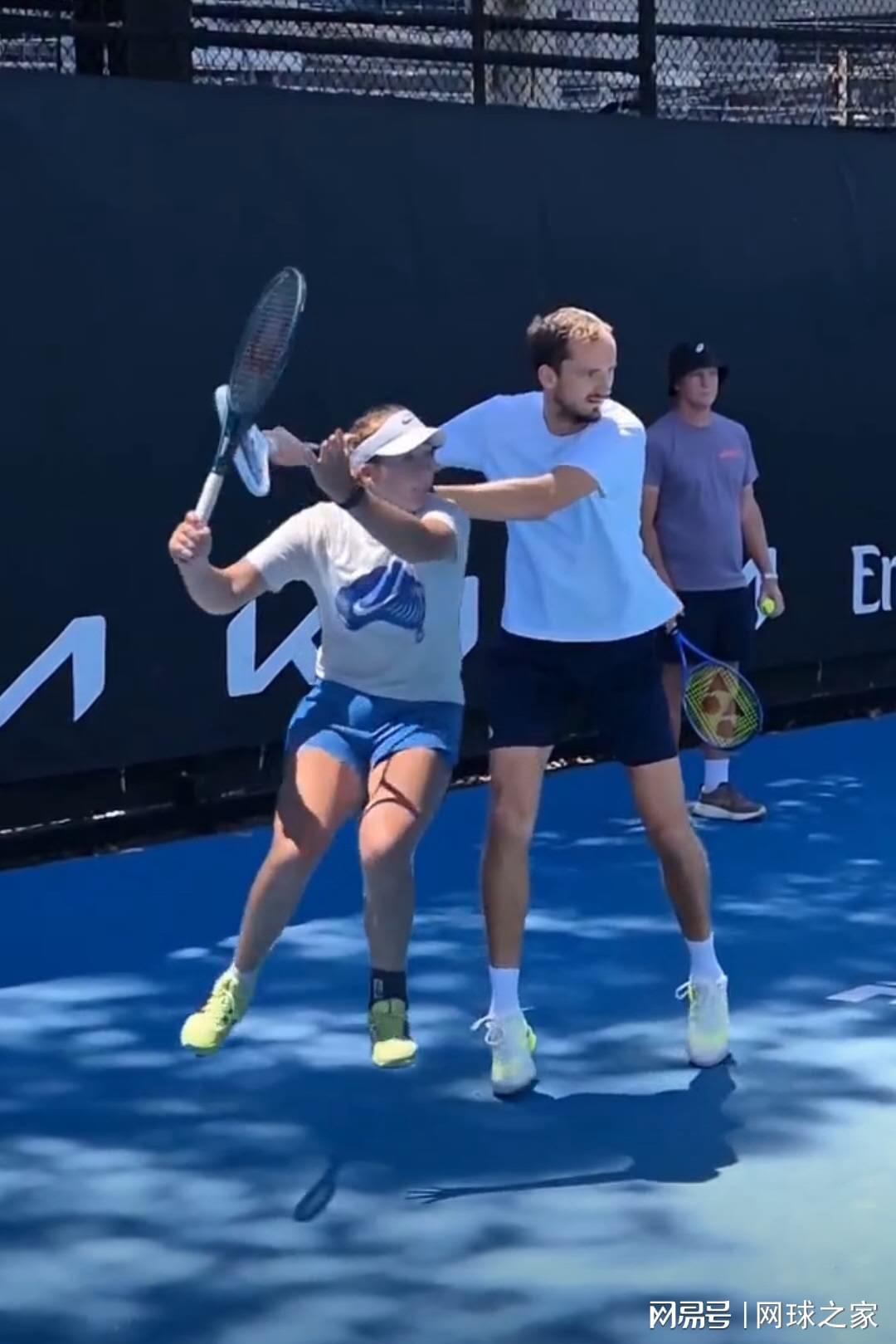 kaiyun-外网网友对比小安娃与梅总正手慢动作，这其中很多道理引人深思