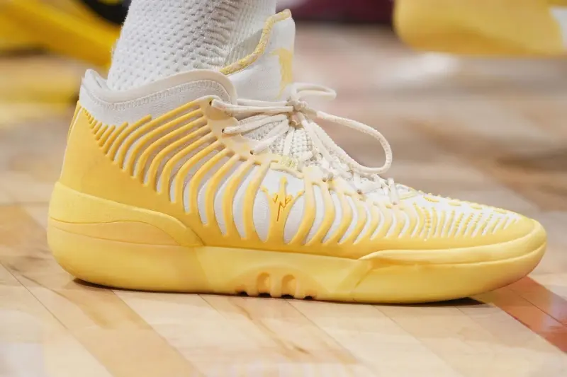 开云-约基奇穿着Joker2 GT，得到14分15篮板10助攻2抢断